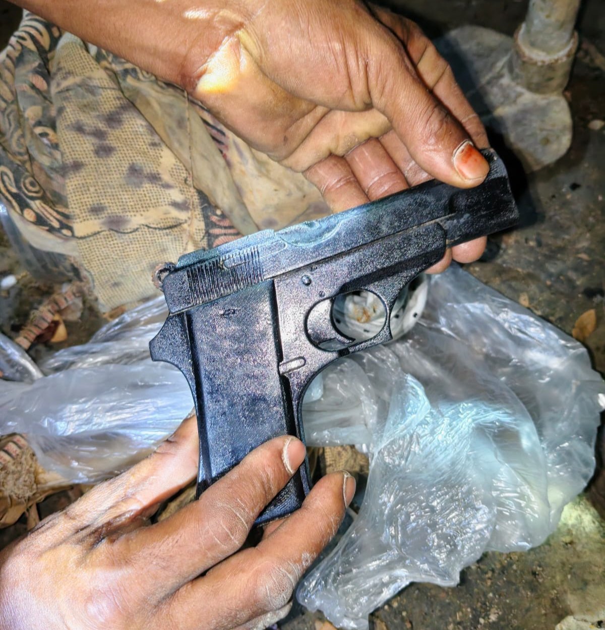 পুলিশের অভিযান, বিদেশি পিস্তল উদ্ধার!