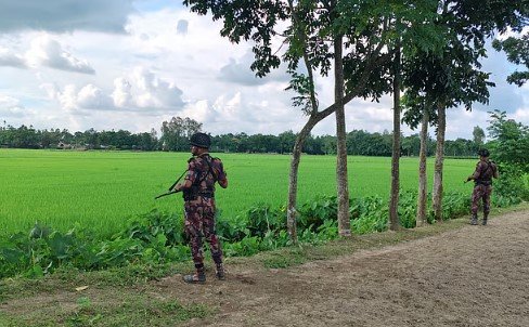বিজিবির উপর চোরাকারবারির সংঘবদ্ধ হামলা আহত ৪, থানায় মামলা!