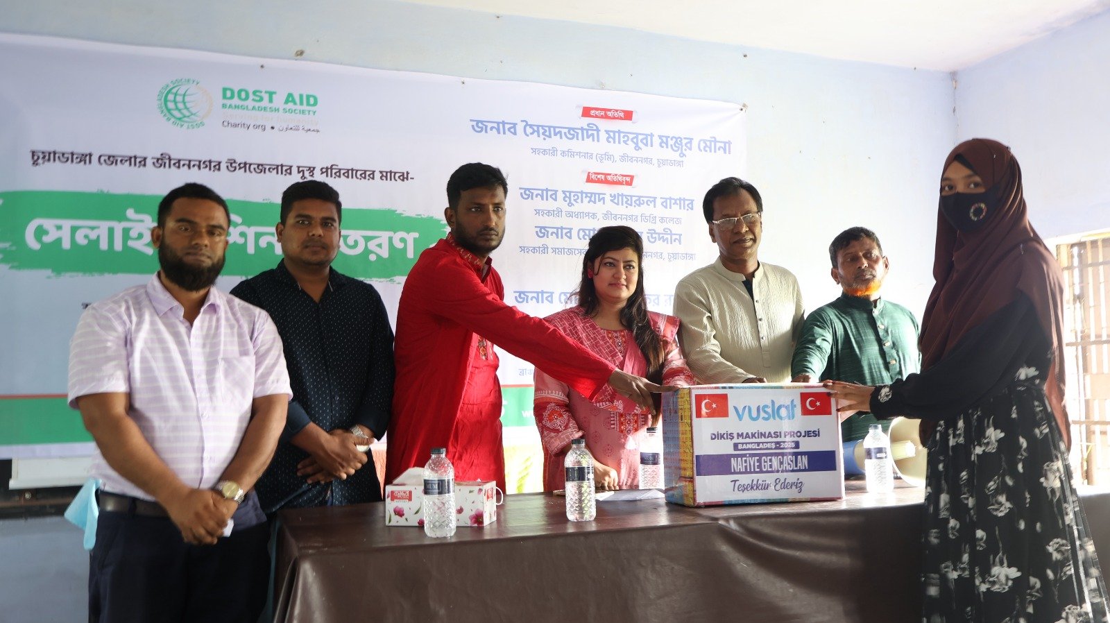 জীবননগরে সুবিধাবঞ্চিত নারীদের মাঝে সেলাই মেশিন বিতরন