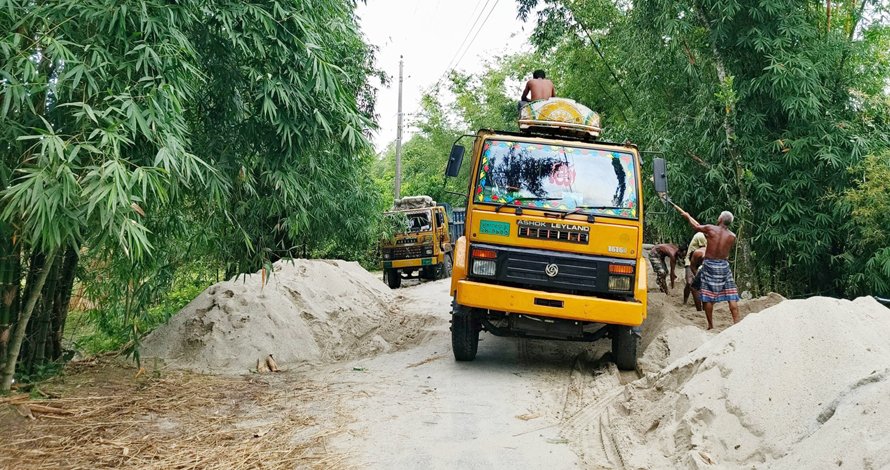 পঞ্চগড়ের তেঁতুলিয়ায় আঞ্চলিক সড়কগুলো যেন দুর্ঘটনার মরণফাঁদ!