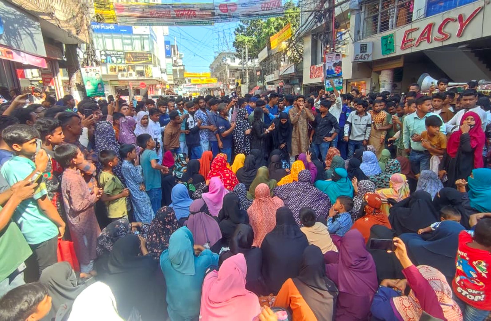 হাফসা হত্যার প্রতিবাদে সড়ক অবরোধ, দোষীদের কঠোর শাস্তির দাবি এলাকাবাসীর