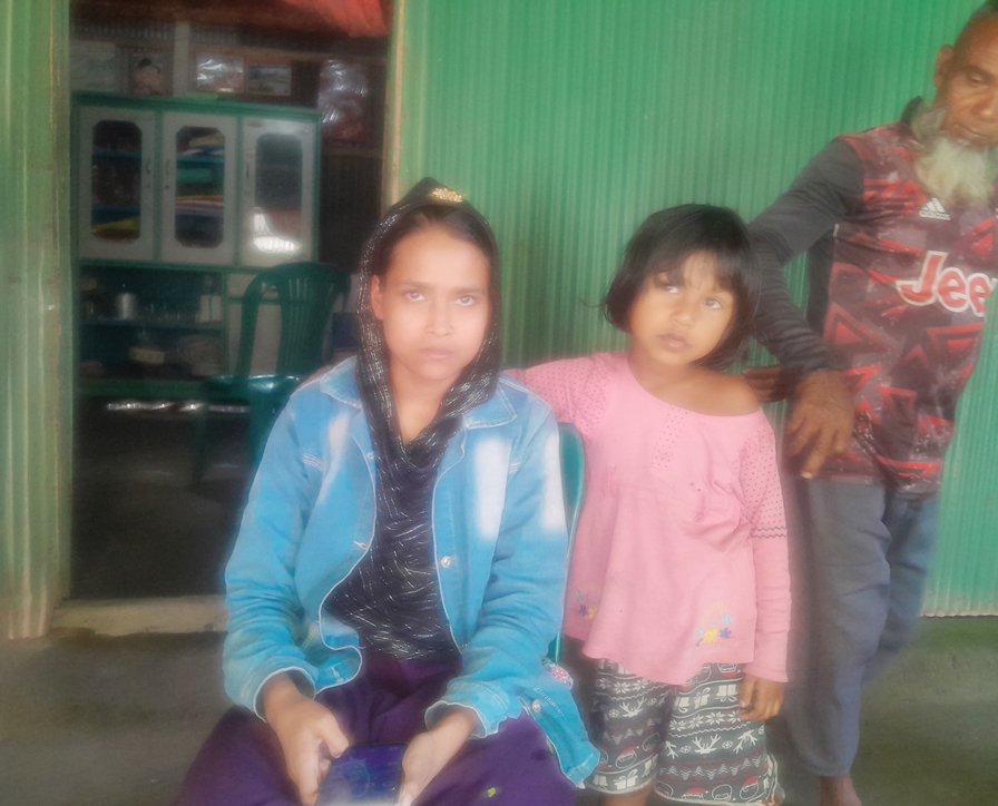 পঞ্চগড়ের তেঁতুলিয়ায় বিয়ের দাবিতে প্রেমিকের বাড়িতে প্রেমিকার অনশন