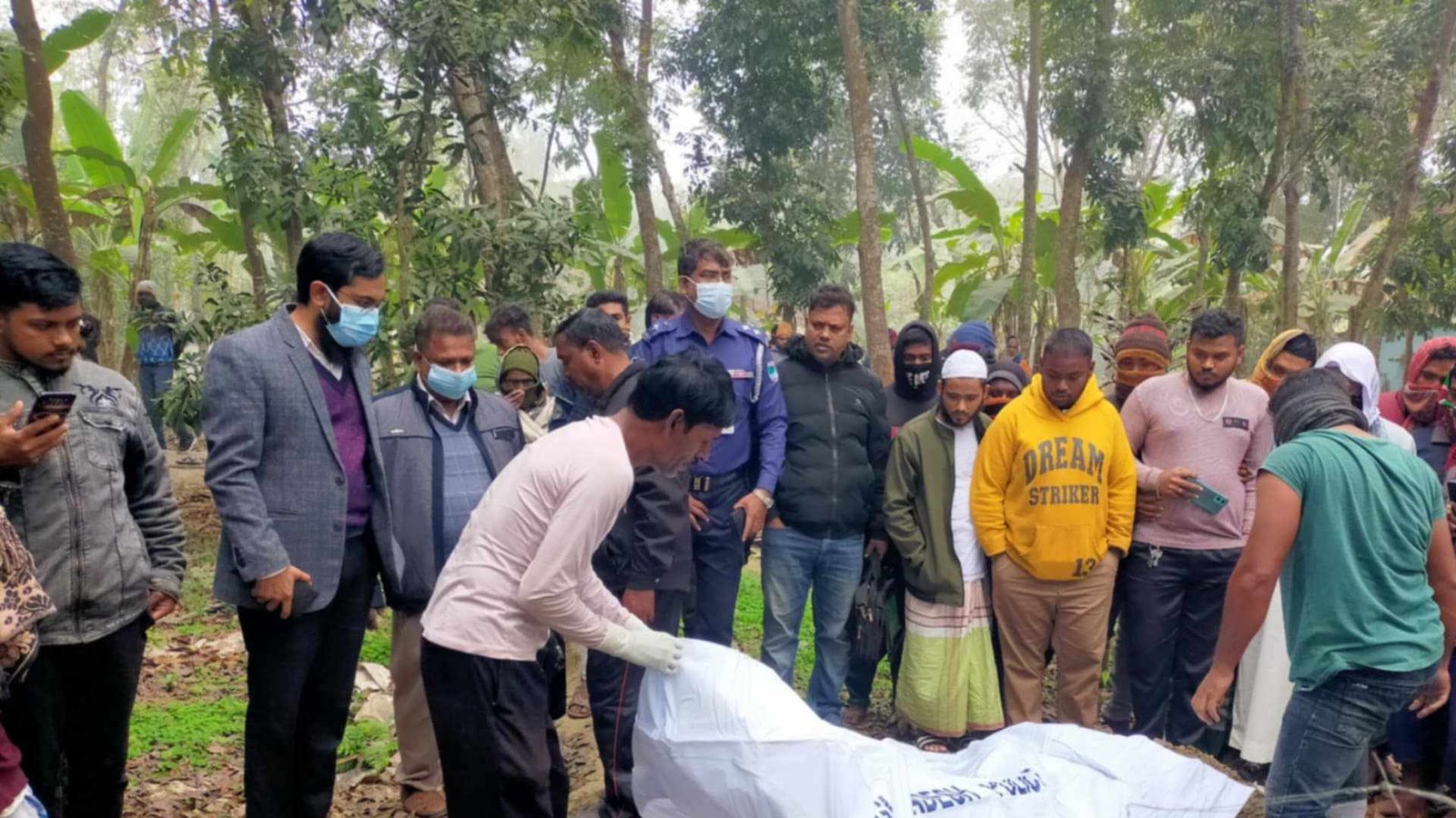 ২ মাস পর কবর থেকে তোলা হল প্রবাসীর লাশ