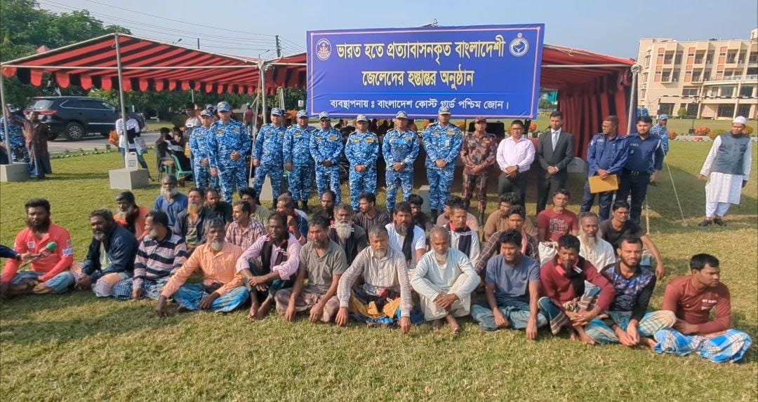 সমুদ্রে বন্দি বিনিময়: ফিরলেন ৩২ জেলে