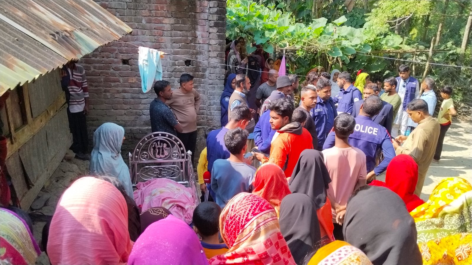 পরকীয়ার জেরে স্ত্রীকে হত্যা, স্বামী  পলাতক