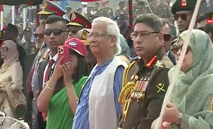 বিজয় দিবসে সশস্ত্র বাহিনীর আয়োজনে প্রধান উপদেষ্টা