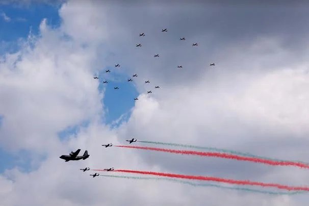 বিজয় দিবসে নজরকাড়া এয়ার শো