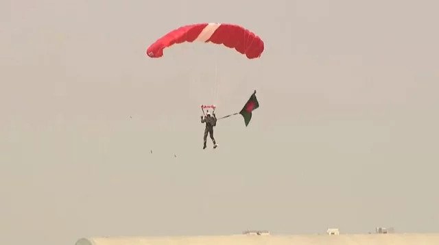 পতাকা হাতে প্যারাট্রুপিংয়ে বিশ্বরেকর্ড বাংলাদেশের