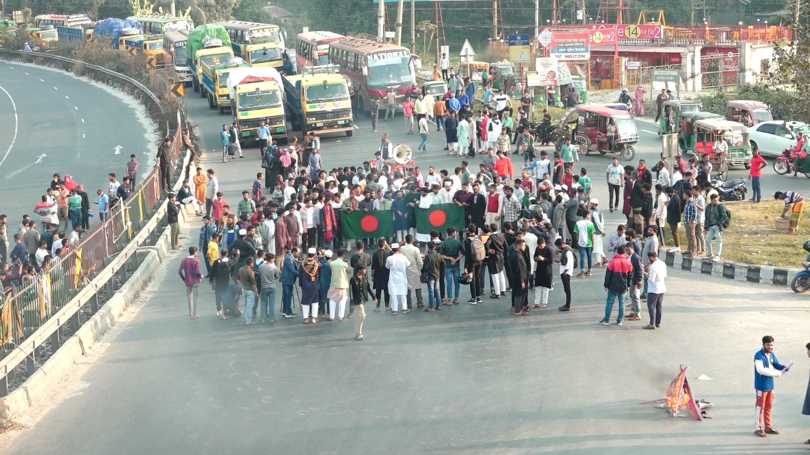 হাদি হত্যায় স্বরাষ্ট্র উপদেষ্টার পদত্যাগের দাবিতে ঢাকা-টাঙ্গাইল মহাসড়ক অবরোধ