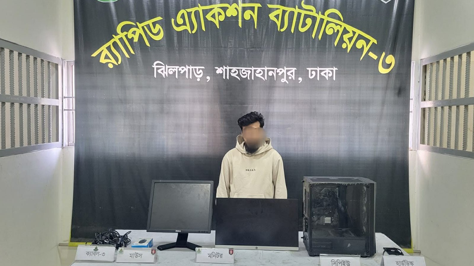 হামলার পর ডেইলি স্টার থেকে কম্পিউটার নিয়ে যাওয়া যুবক গ্রেফতার