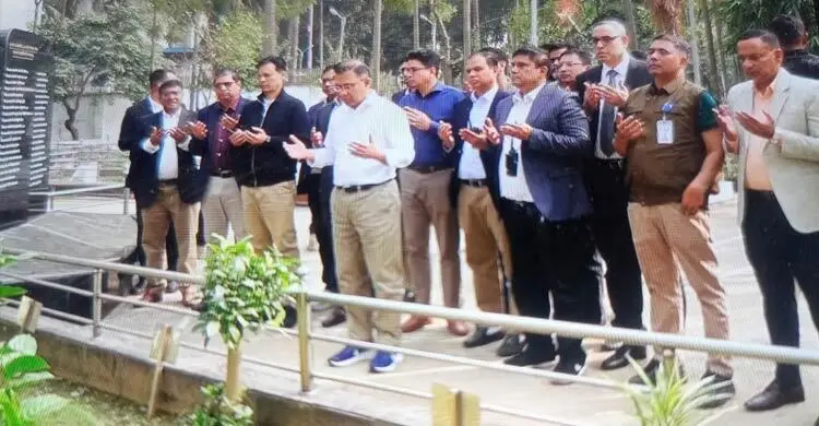 পিলখানায় শহীদ ৫৭ সেনা কর্মকর্তার কবর জিয়ারত করেন তারেক রহমান