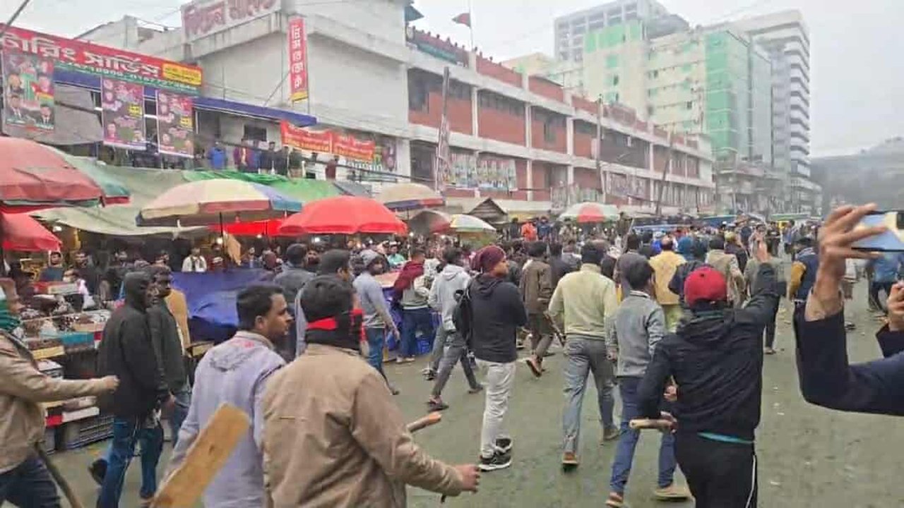 কারওয়ান বাজারে চাঁদাবাজি বন্ধের দাবিতে মানববন্ধনে হামলা