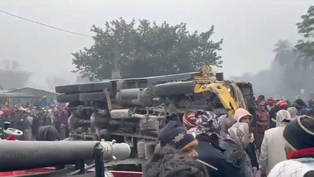 ট্রাক উল্টে রাজশাহীতে নিহত ৪