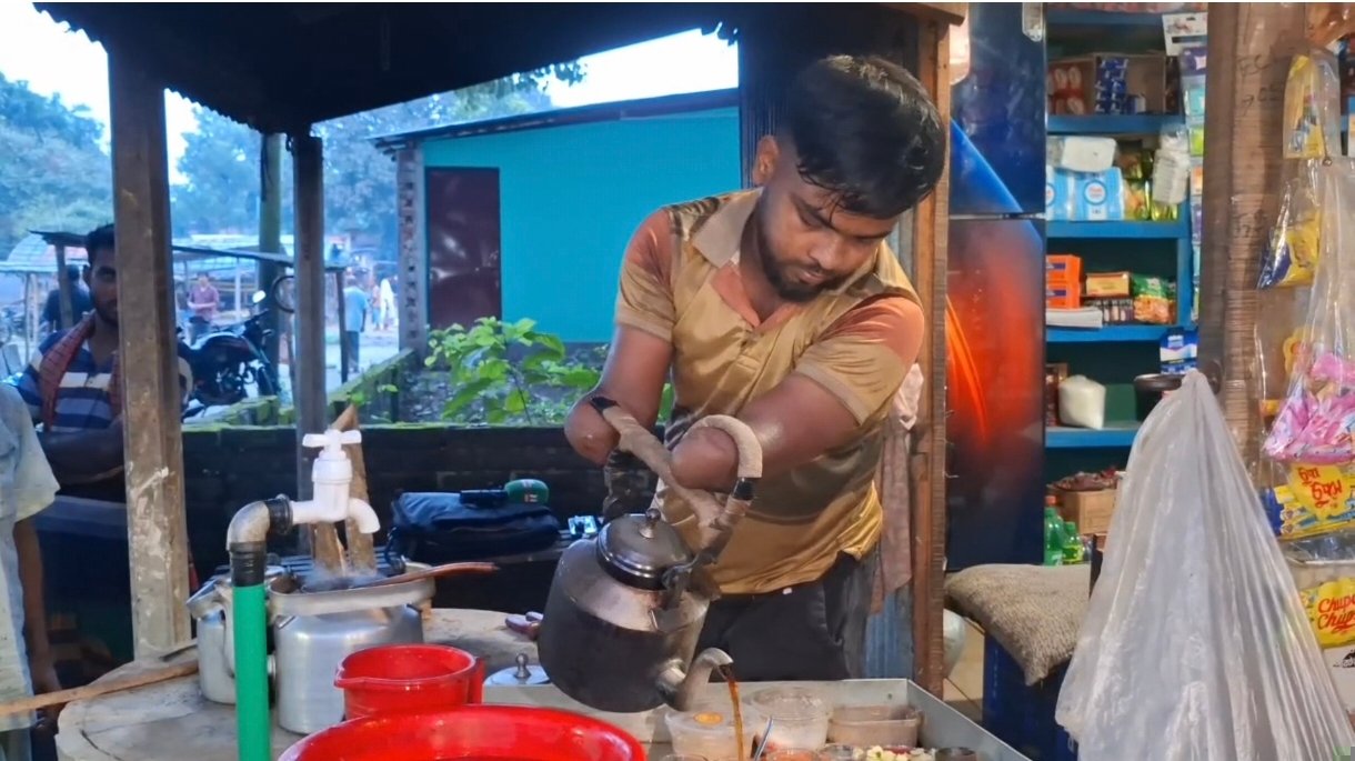 নিহালের হাতবিহীন বাহু দুটিই পরিবারের ভরসা