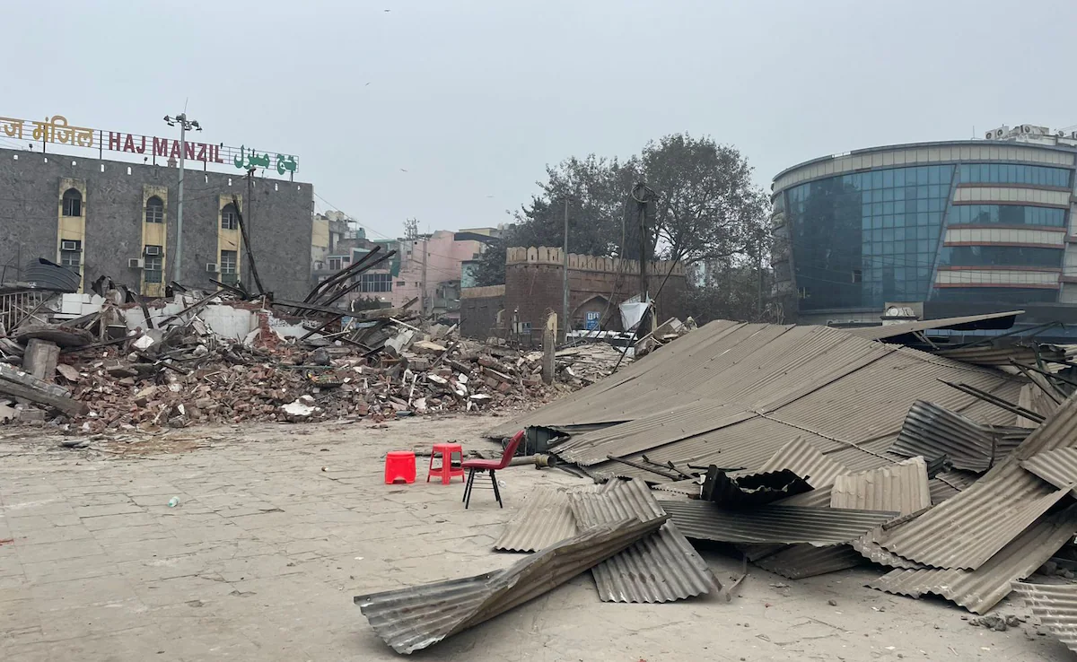 দিল্লিতে মসজিদ ধ্বংসকে কেন্দ্র করে স্থানীয়দের সাথে পুলিশের সংঘর্ষ