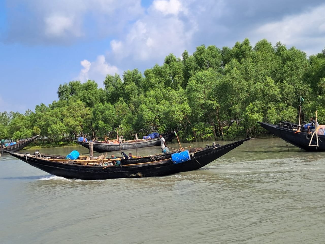 বৈরী আবহাওয়ায় দুবলারচরের শুঁটকি পল্লীতে স্থবিরতা