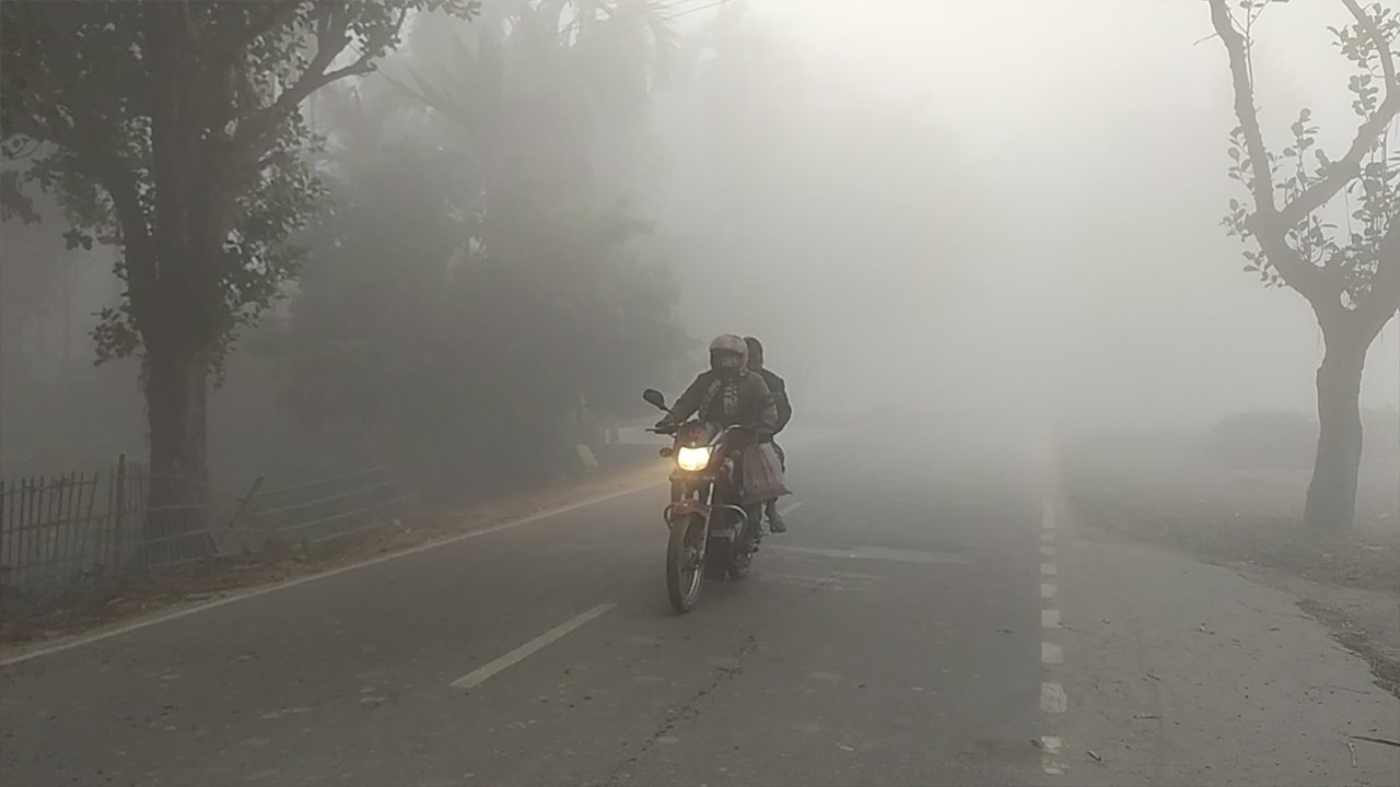 পঞ্চগড়ে তীব্র শীত-ঘন কুয়াশায় বিপর্যস্ত জনজীবন