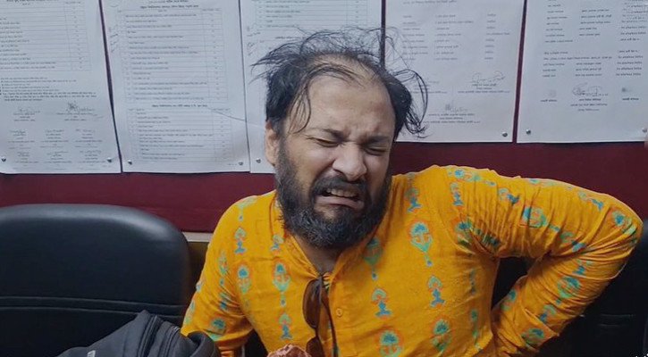 শিক্ষককে ধাওয়া দিয়ে ধরে প্রক্টর অফিসে নিলেন চাকসু নেতারা