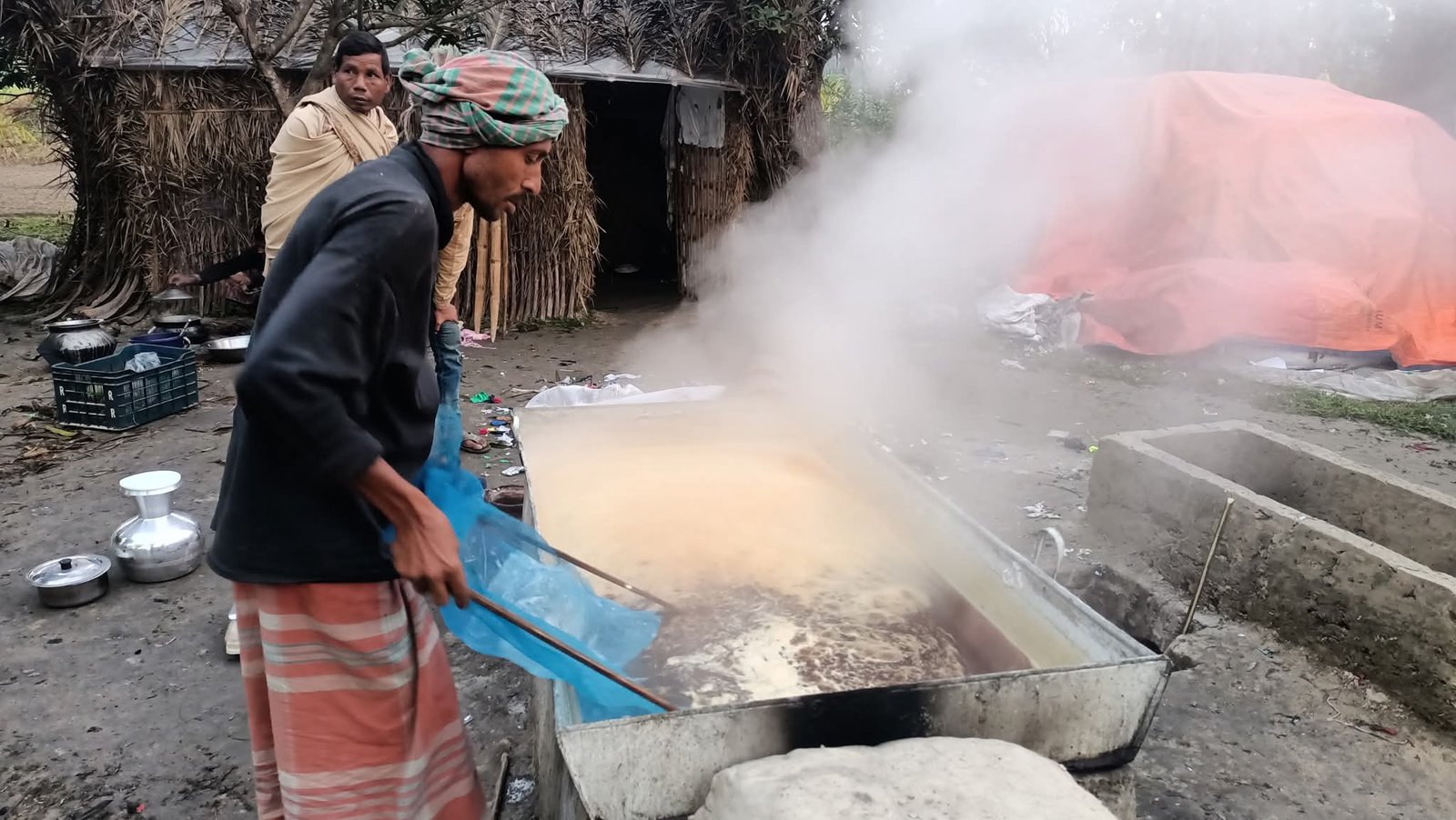 রংপুরে জমে উঠেছে খেজুরের গুডের ব্যবসা